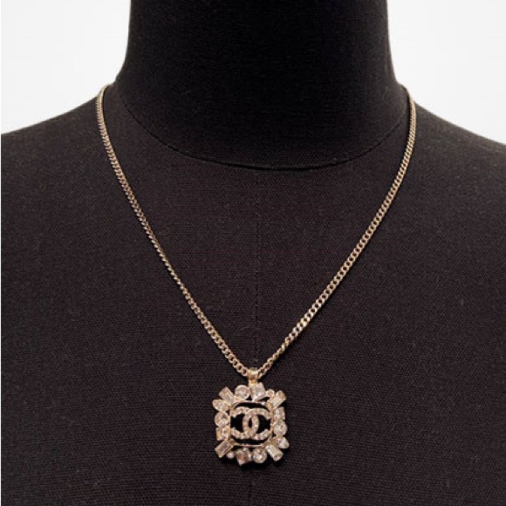 New authentic CHANEL CC strass pendant 
Crystal CC 23P Necklace in gold color